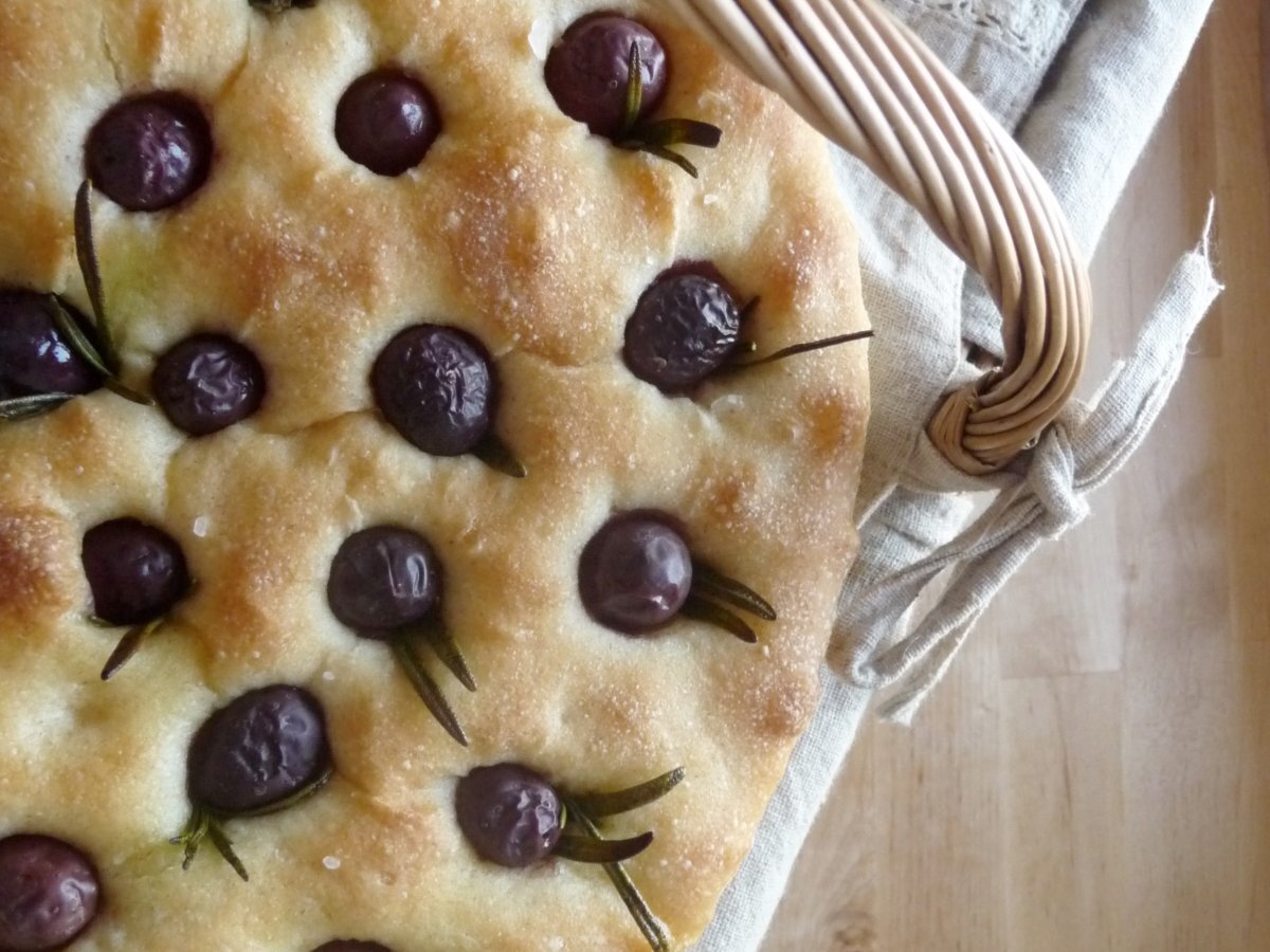 Focaccia con olive e rosmarino