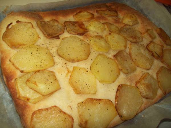 FOCACCIA CON PATATE E SALAME