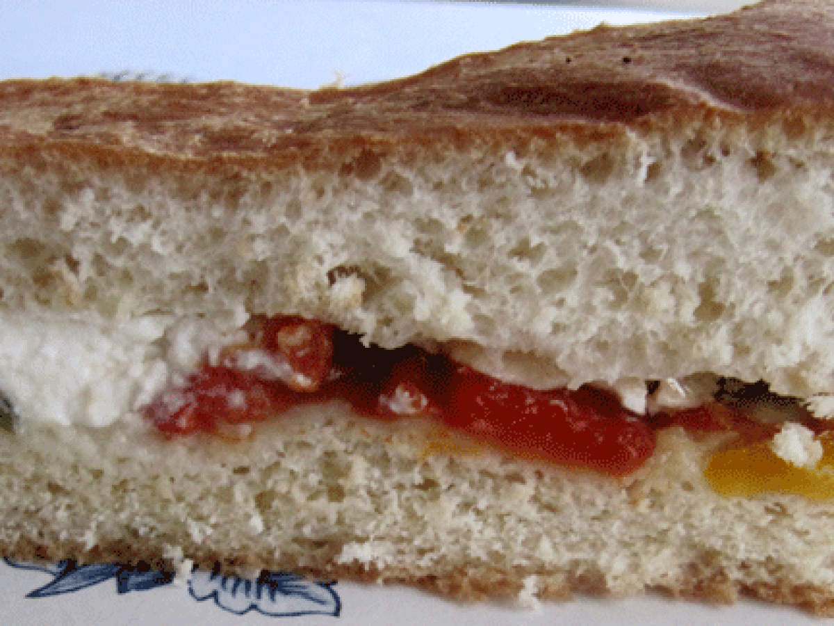 Focaccia con peperoni e ricotta