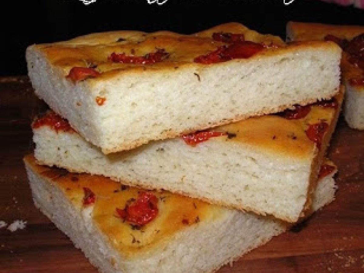 Focaccia con ricotta e pomodorini