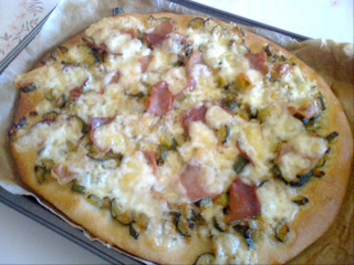 Focaccia con speck e zucchine
