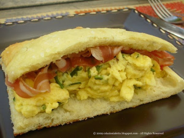 Focaccia con uova, bruscandoli e pancetta coppata