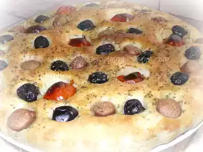 Focaccia con wurstel e olive nere