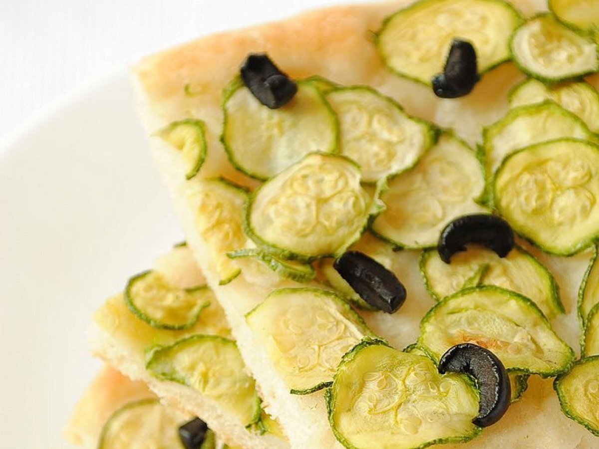 Focaccia con Zucchine e Olive Nere