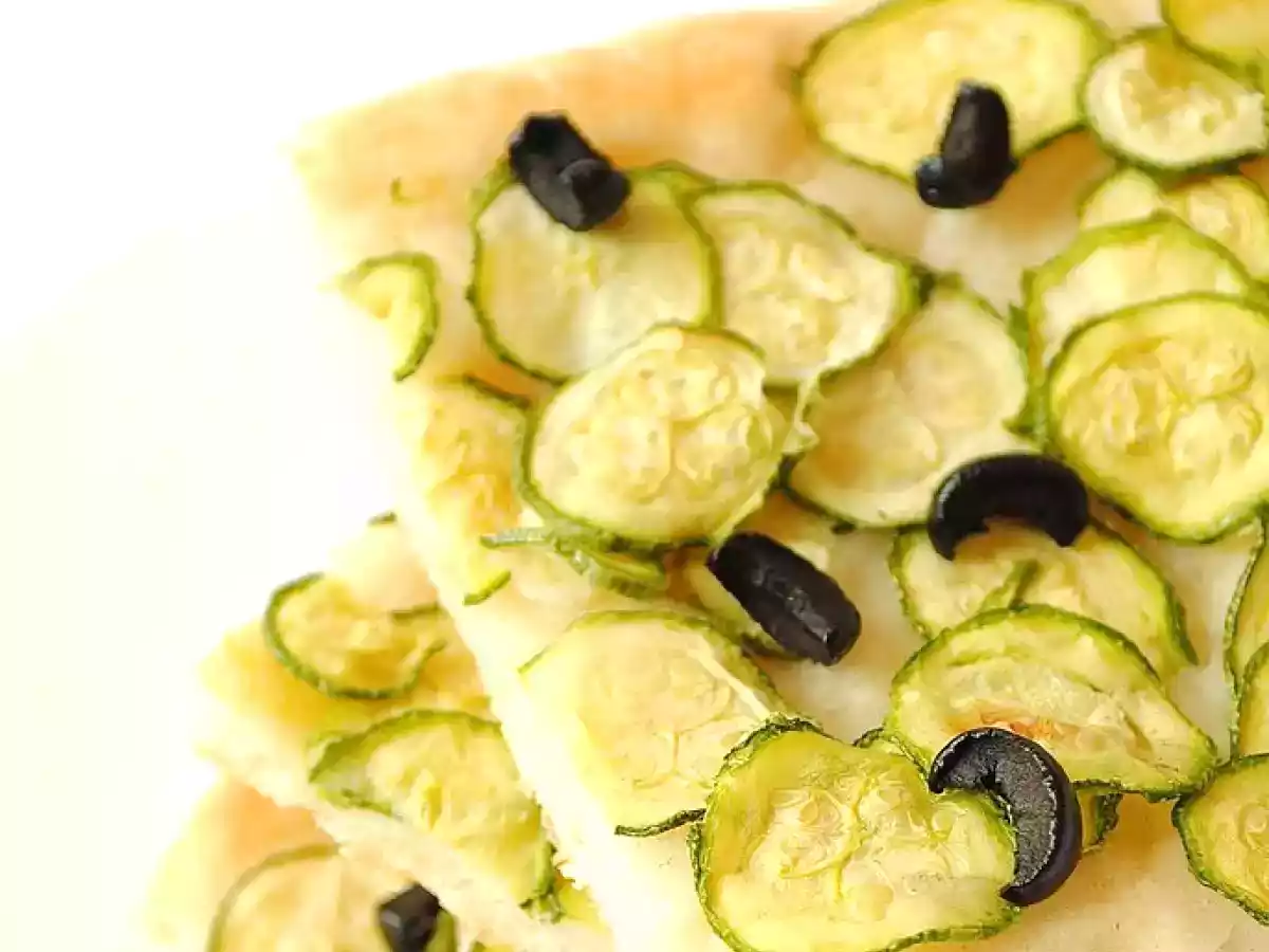 Focaccia con Zucchine e Olive Nere