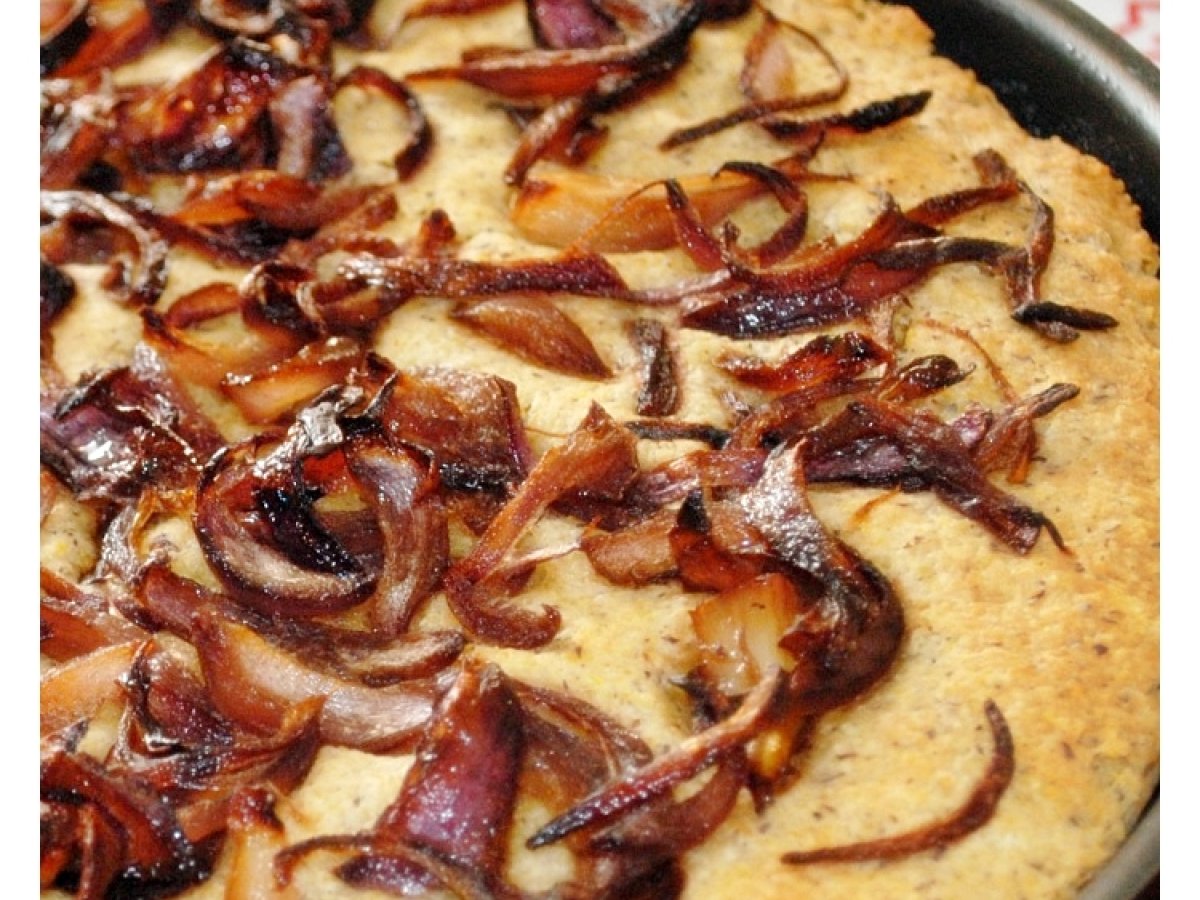 Focaccia di grano saraceno e kamut con cipolle di Tropea