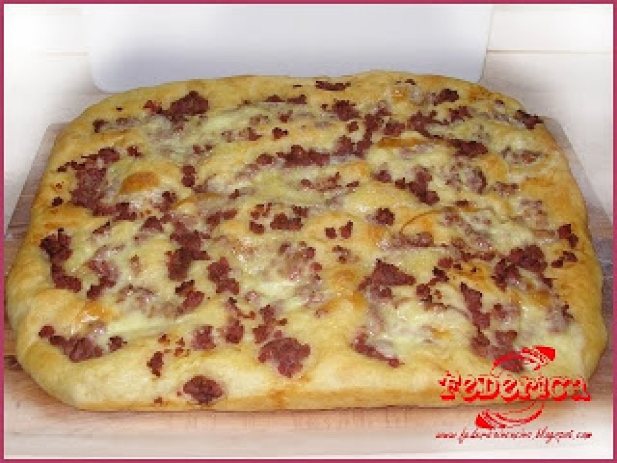 Focaccia di patate con scamorza e salsiccia, foto 1