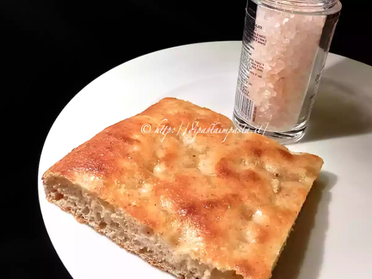 Focaccia di semola rimacinata con lievito madre semi-integrale e sale rosa