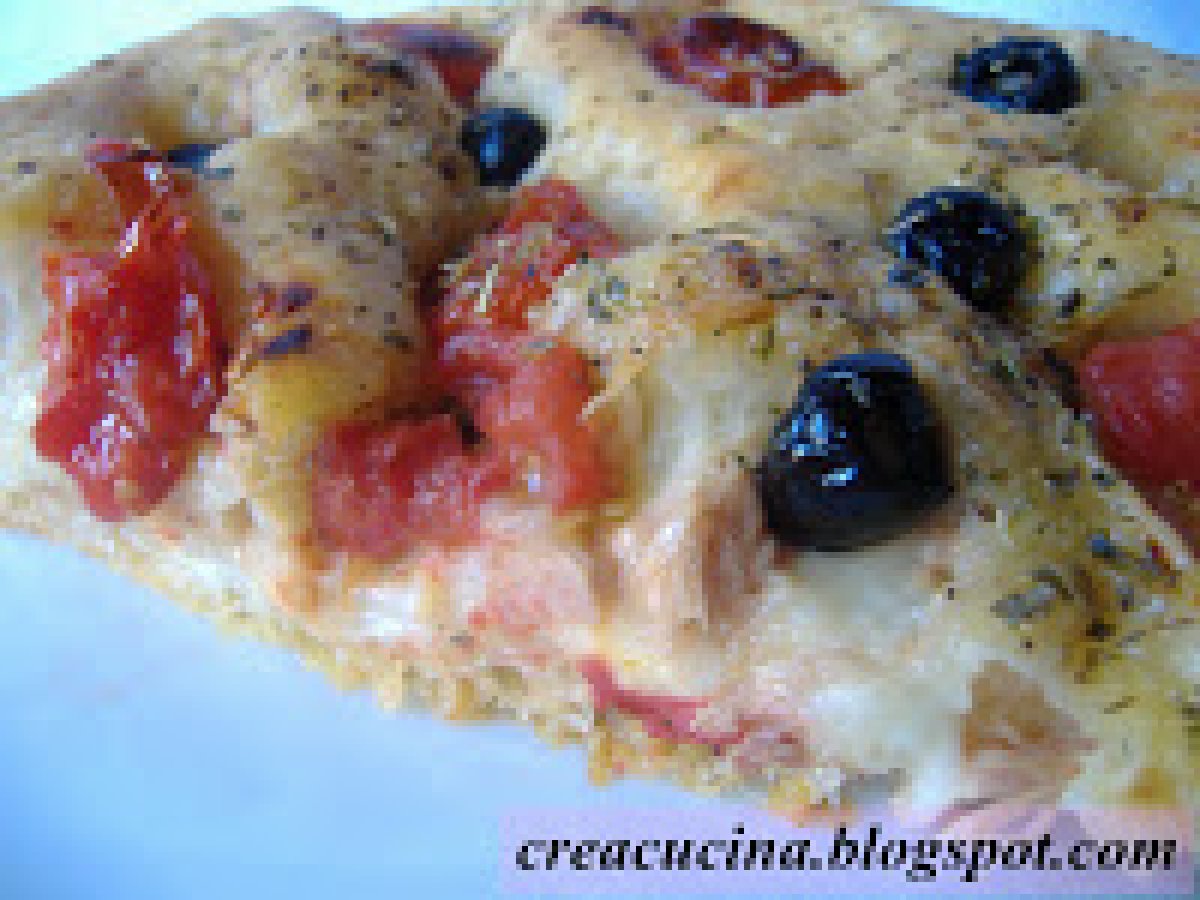 FOCACCIA FARCITA AL TONNO CON OLIVE NERE E POMODORINI - foto 2