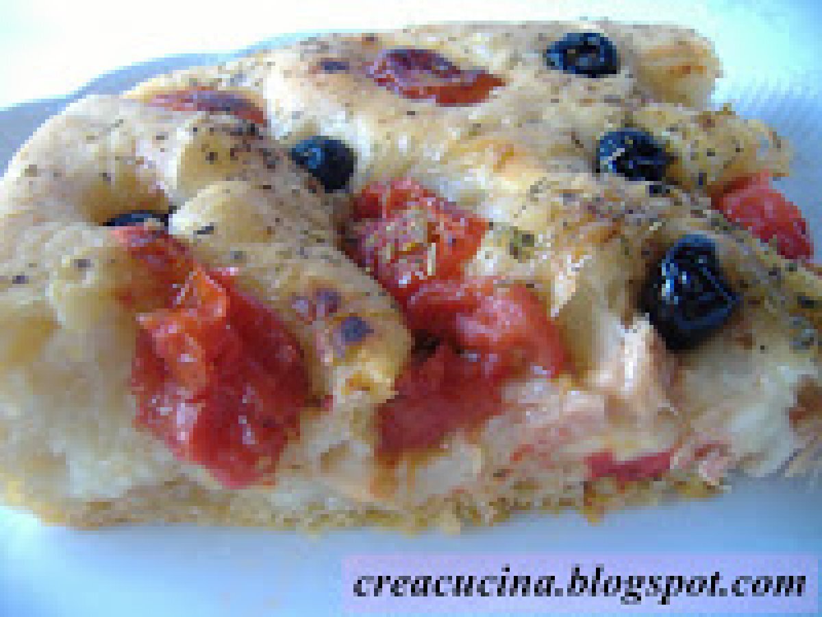 FOCACCIA FARCITA AL TONNO CON OLIVE NERE E POMODORINI - foto 3