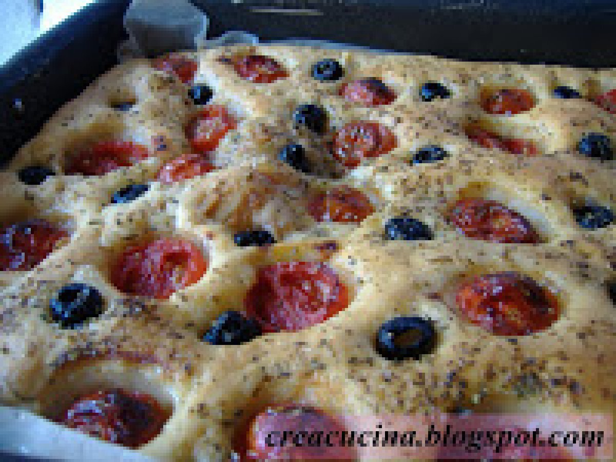 FOCACCIA FARCITA AL TONNO CON OLIVE NERE E POMODORINI - foto 4