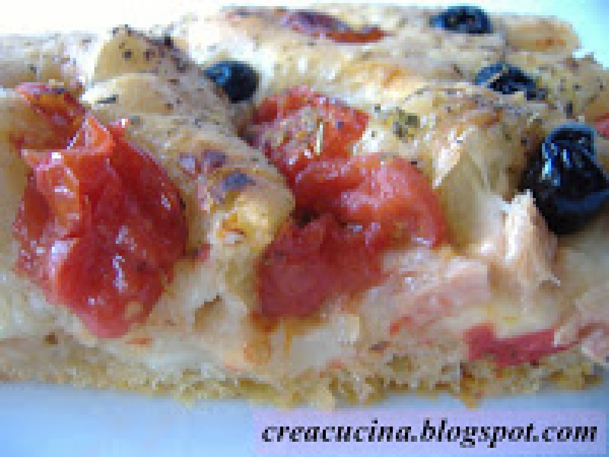 FOCACCIA FARCITA AL TONNO CON OLIVE NERE E POMODORINI - foto 5