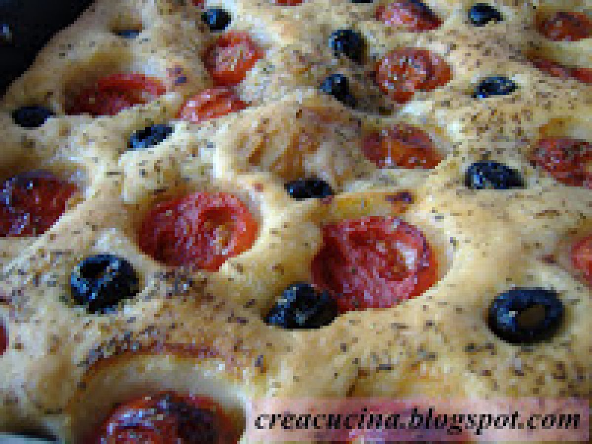 FOCACCIA FARCITA AL TONNO CON OLIVE NERE E POMODORINI - foto 6