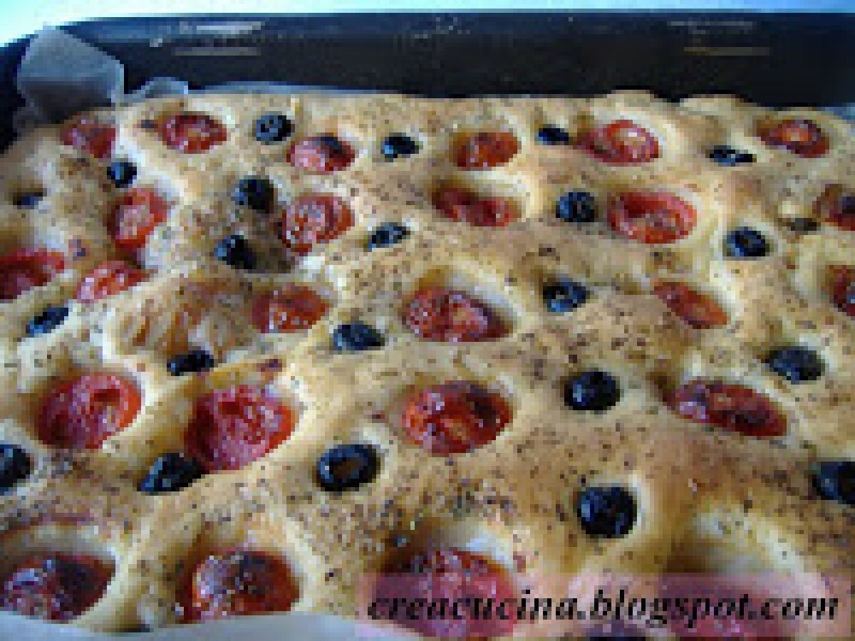 FOCACCIA FARCITA AL TONNO CON OLIVE NERE E POMODORINI - foto 7