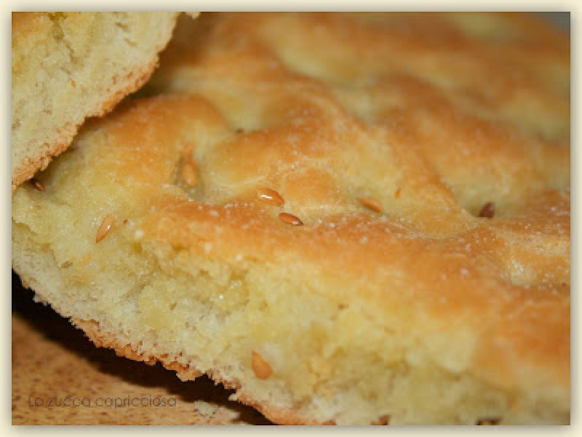 Focaccia genovese con semi di lino. Ricetta facile e veloce