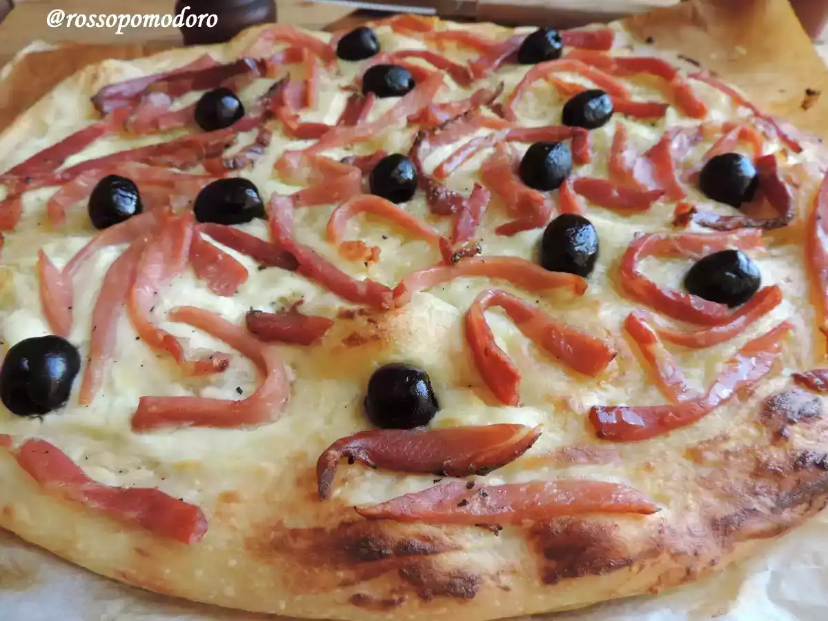 Focaccia golosa con robiola speck e olive nere
