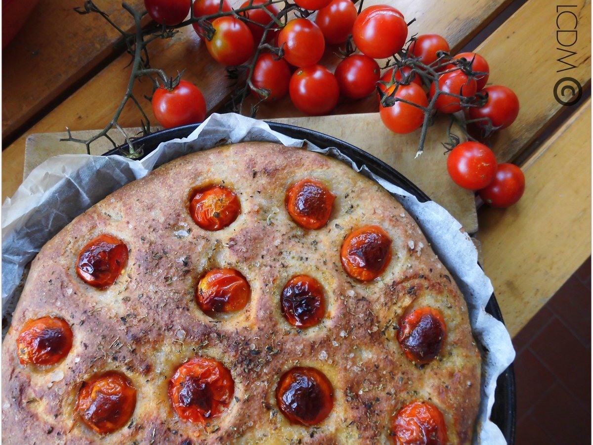 FOCACCIA INTEGRALE AL PARMIGIANO CON POMODORINI E ORIGANO