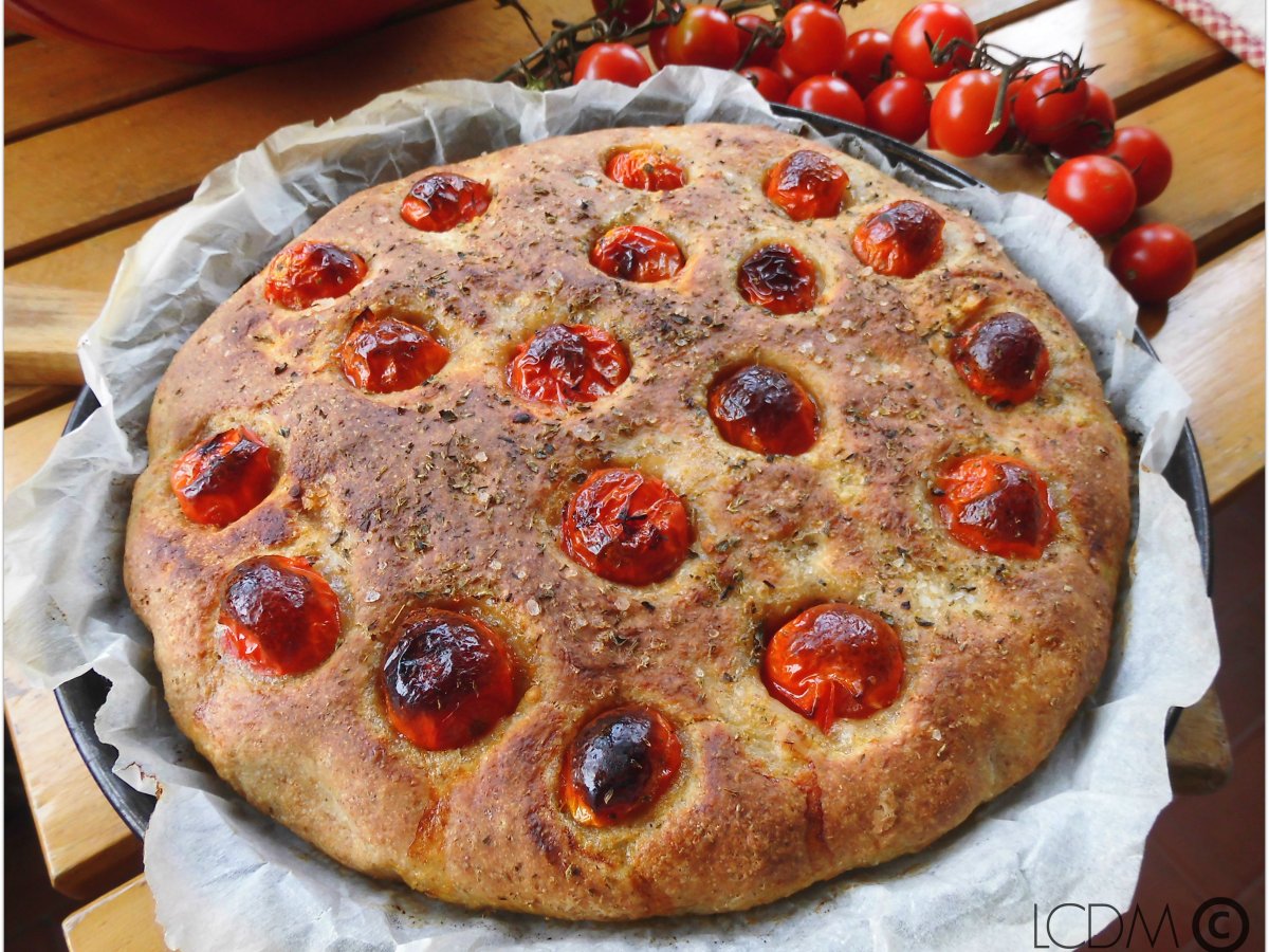 FOCACCIA INTEGRALE AL PARMIGIANO CON POMODORINI E ORIGANO - foto 2