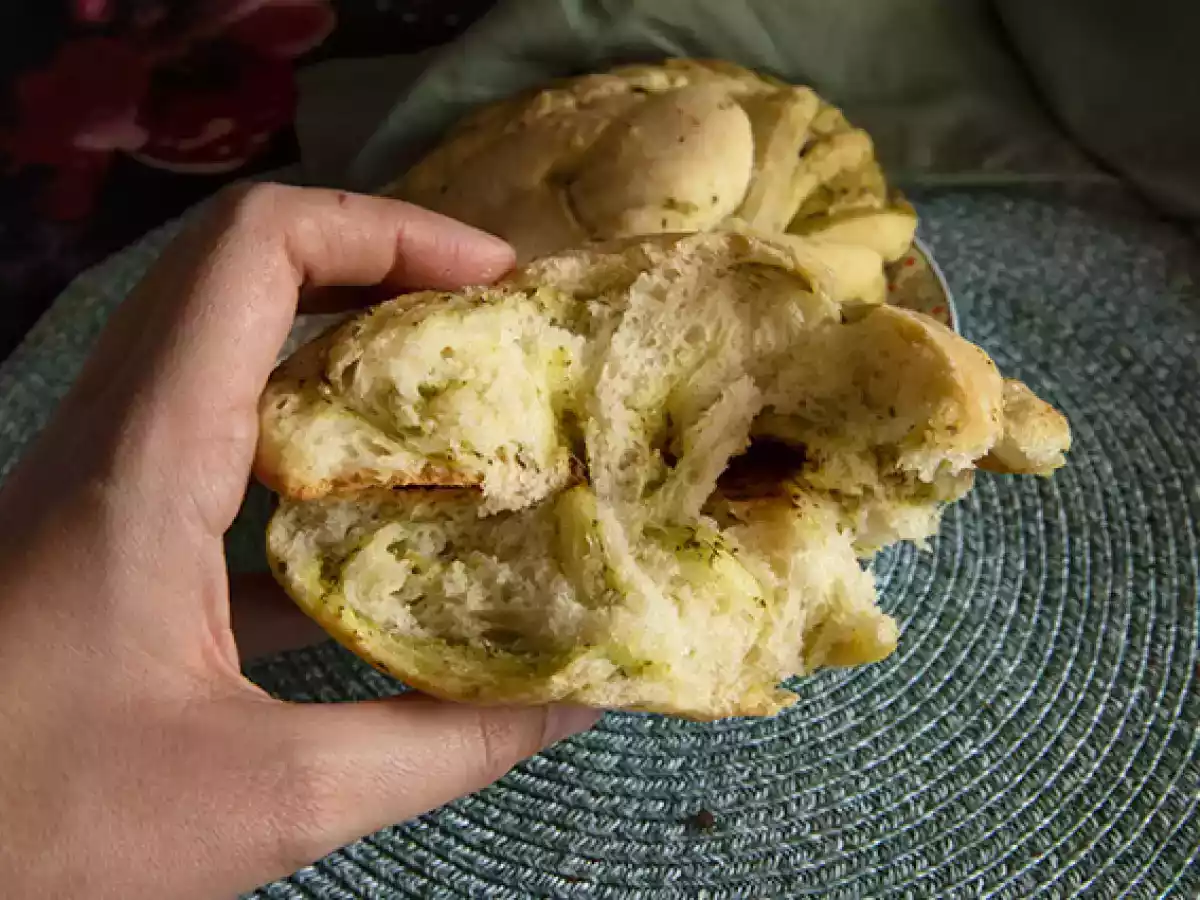 Focaccia intrecciata farcita con pesto - foto 3