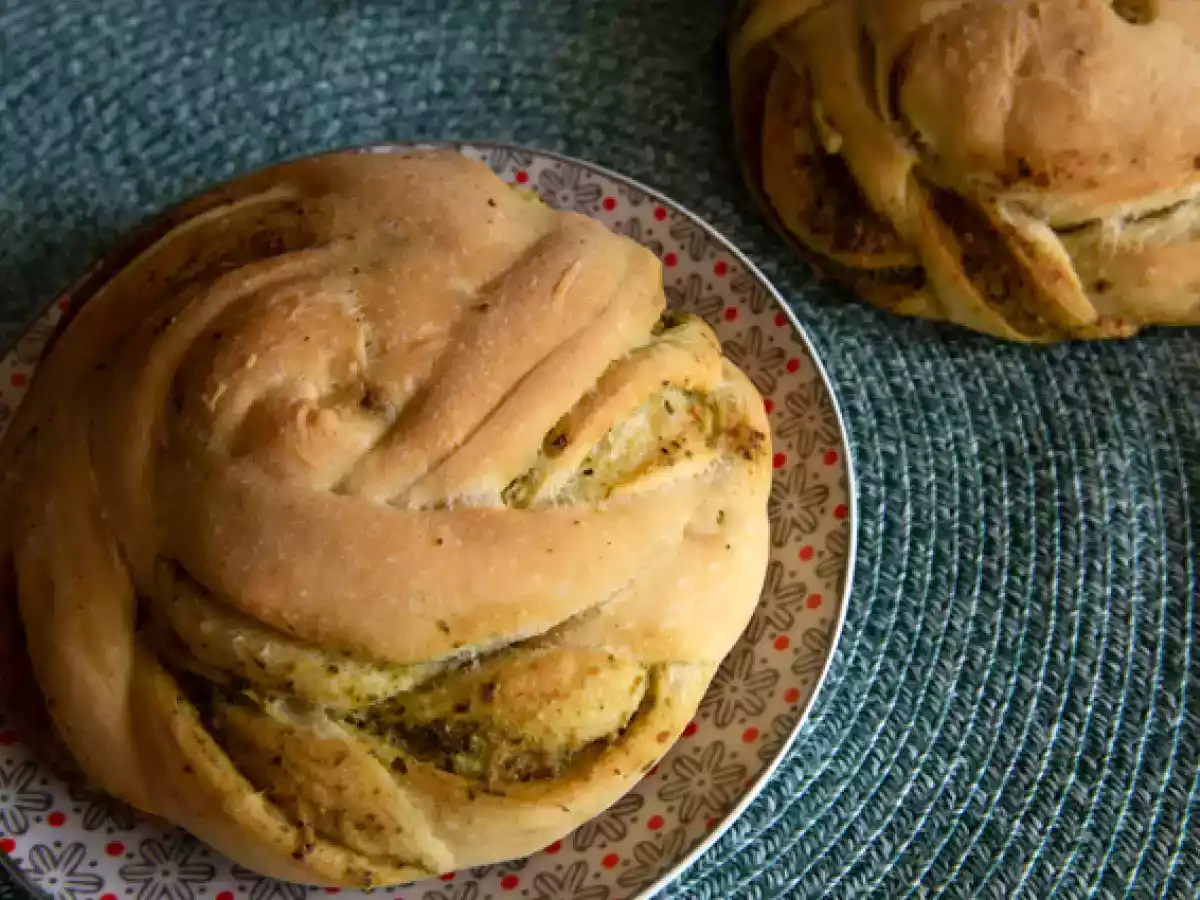 Focaccia intrecciata farcita con pesto - foto 4