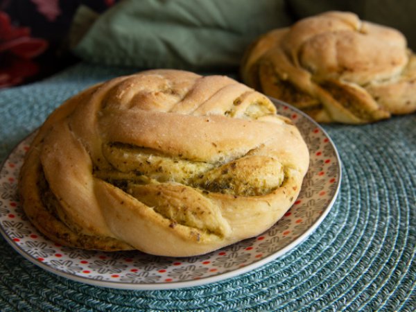 Focaccia intrecciata farcita con pesto