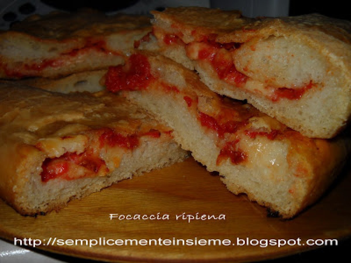 Focaccia ripiena con pomodoro, mozzarella e prosciutto