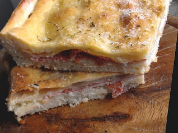 Focaccia ripiena con speck e patate