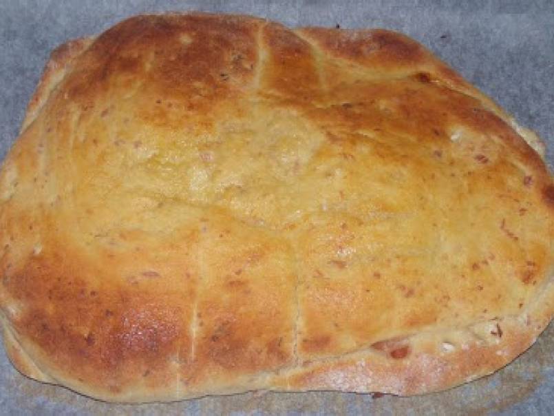 Focaccia ripiena di prosciutto e formaggio