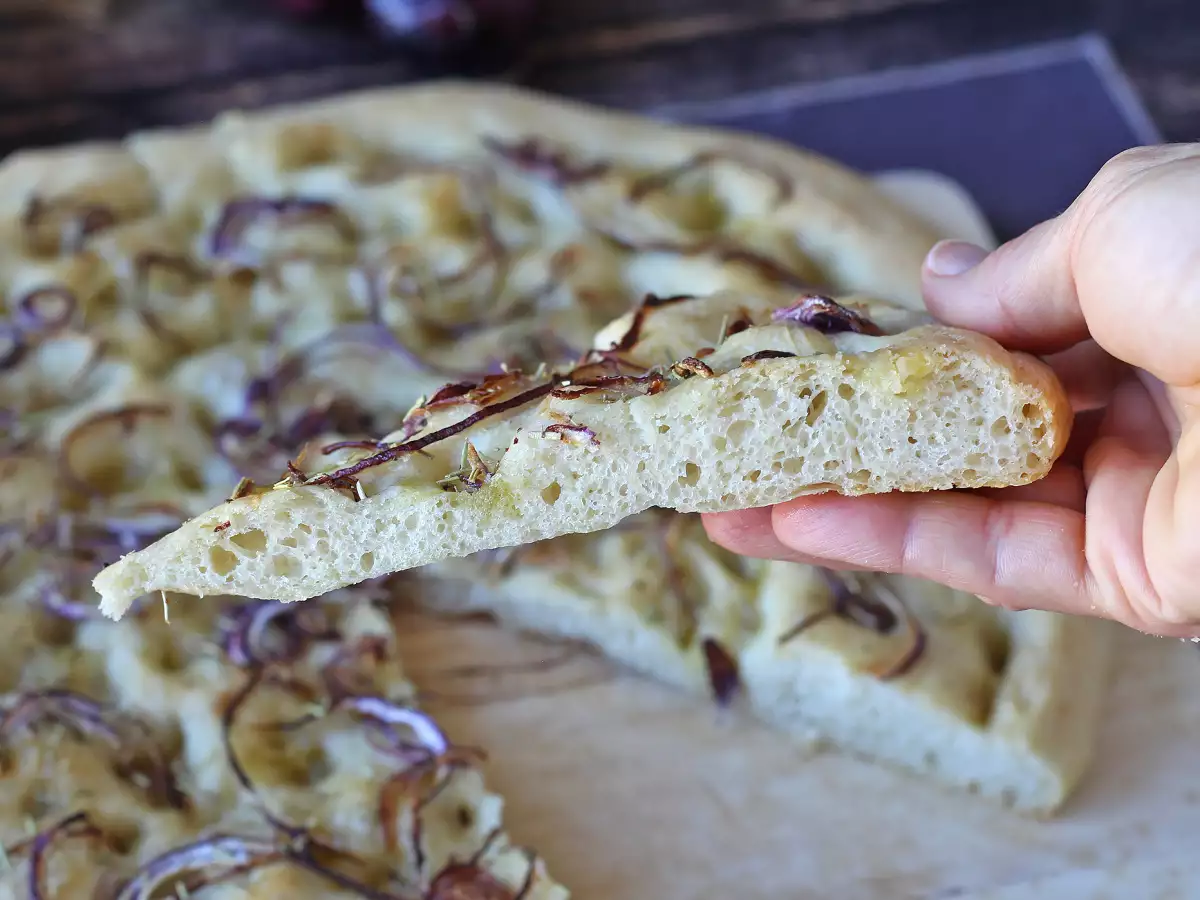 Focaccia rustica con cipolla e rosmarino - foto 5