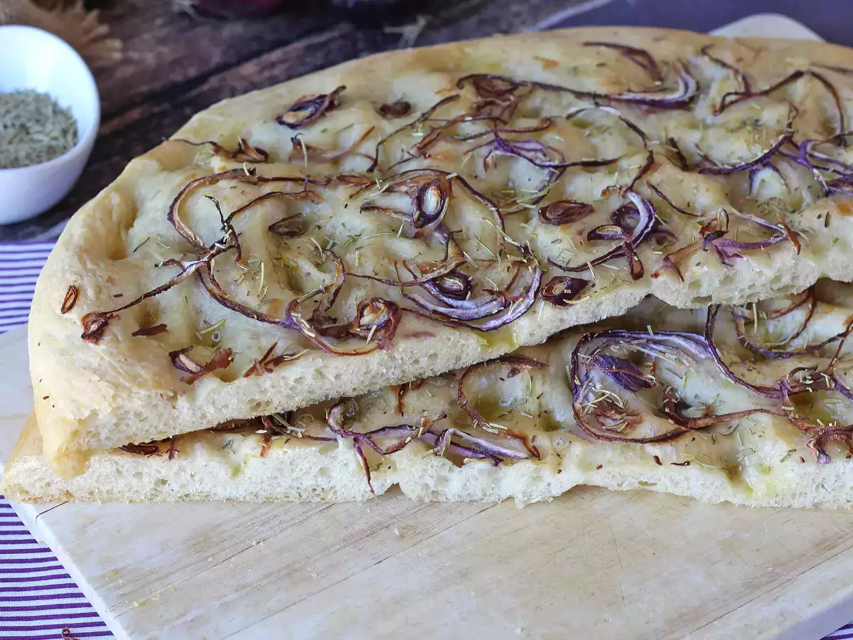 Focaccia rustica con cipolla e rosmarino - foto 4