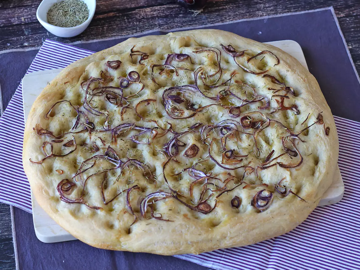 Focaccia rustica con cipolla e rosmarino - foto 2