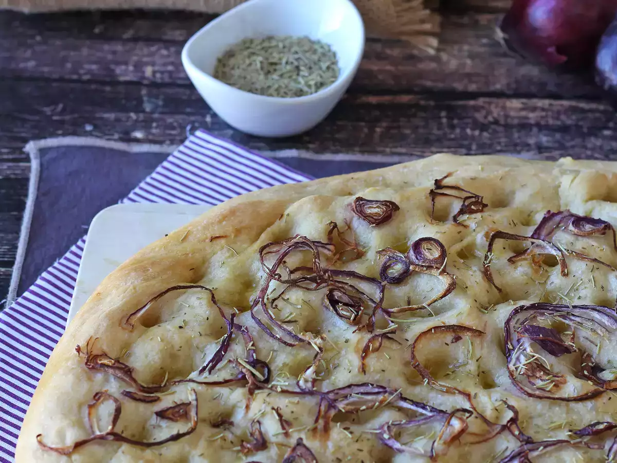 Focaccia rustica con cipolla e rosmarino - foto 6