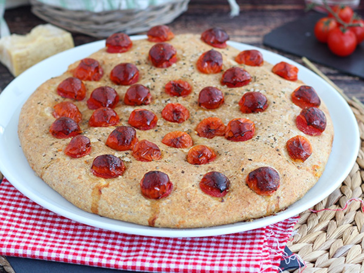 Focaccia semintegrale con pomodorini