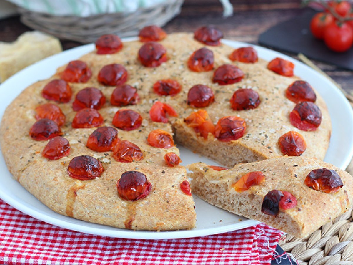 Focaccia semintegrale con pomodorini - foto 2