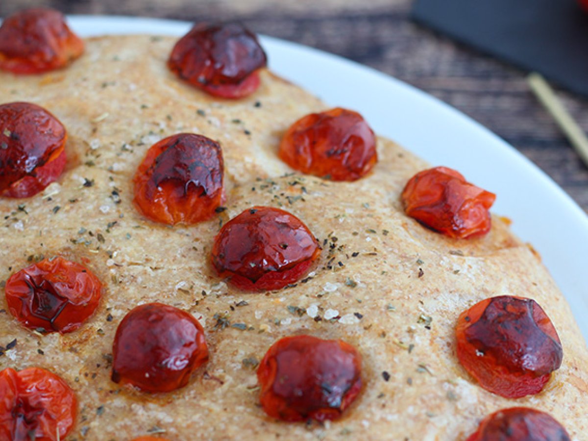 Focaccia semintegrale con pomodorini - foto 3