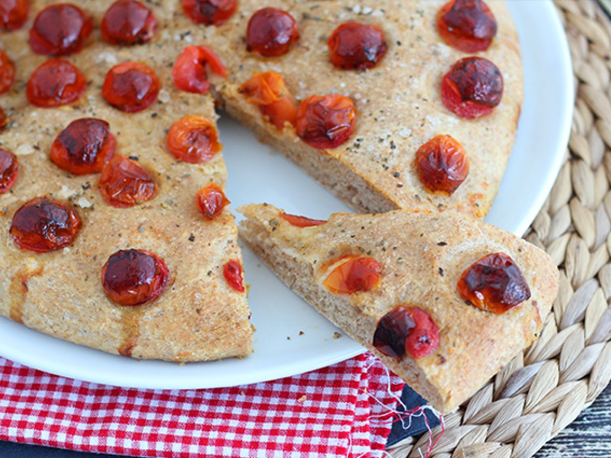 Focaccia semintegrale con pomodorini - foto 4