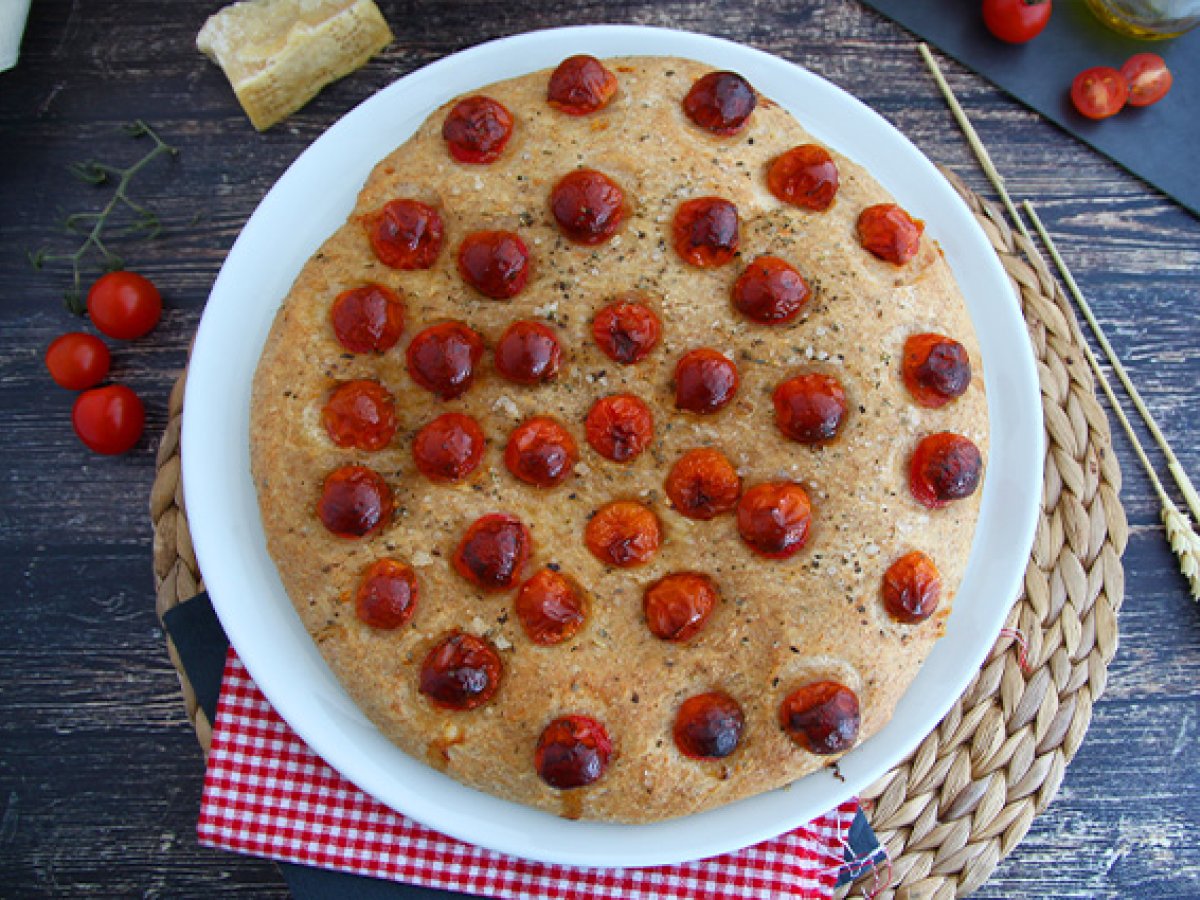 Focaccia semintegrale con pomodorini - foto 5