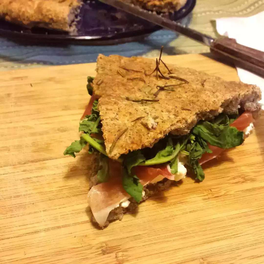 Focaccia senza glutine farcita con verdure e prosciutto