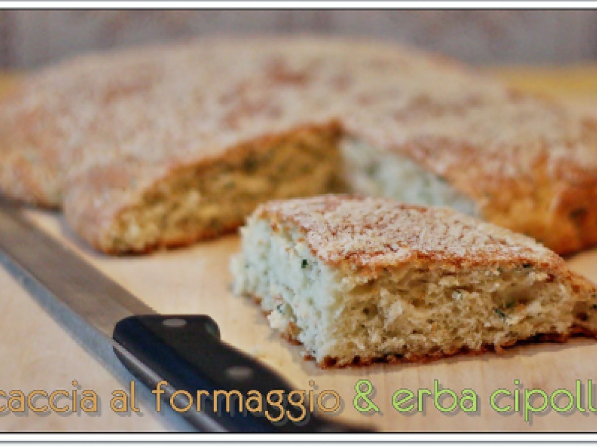 Focaccia veloce al formaggio ed erba cipollina