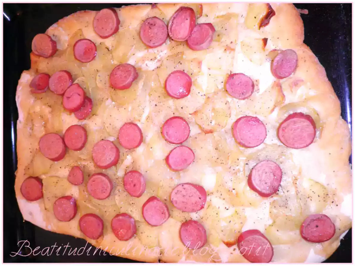 Focaccia wurstel e patate