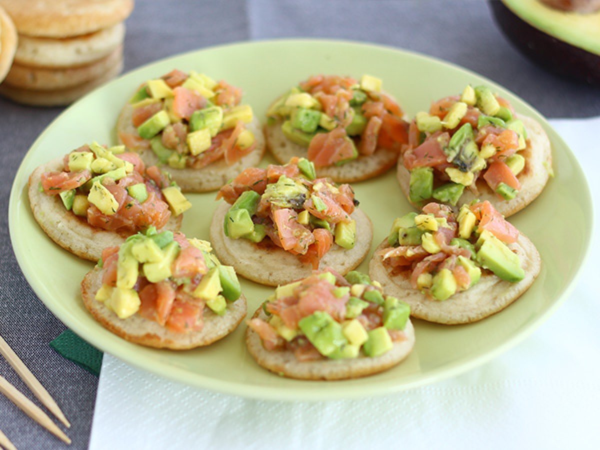 Focaccine con salmone e avocado