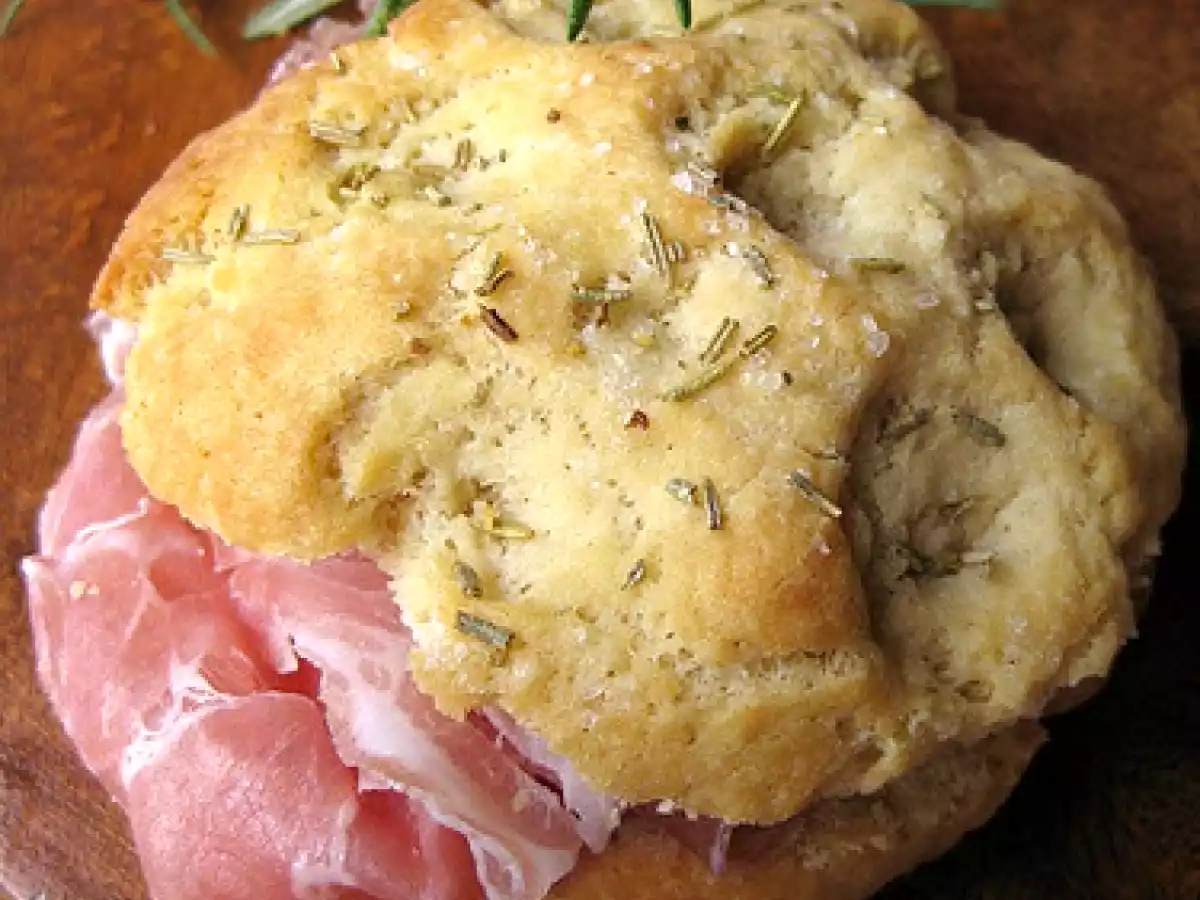 Focaccine di ceci al rosmarino con pancetta coppata