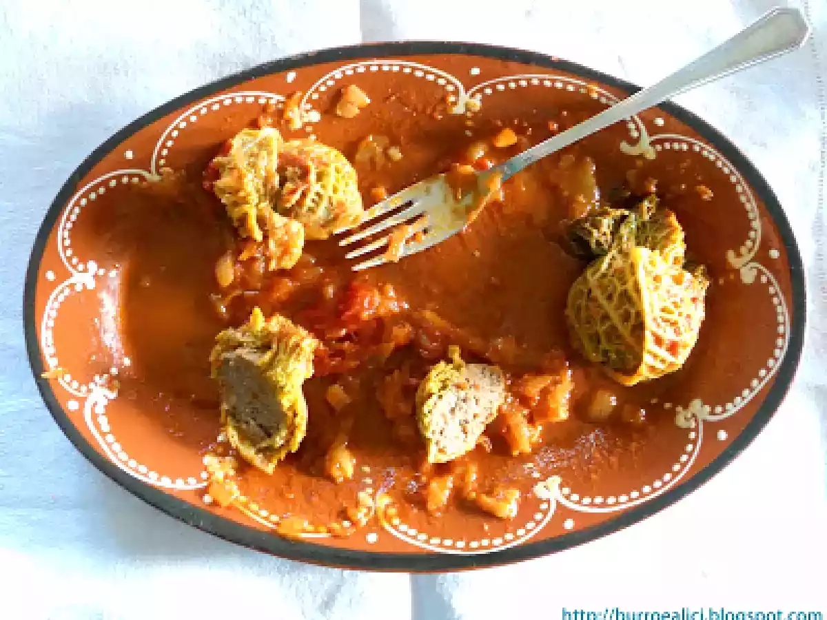 Foglie di cavolo ripiene e stufate