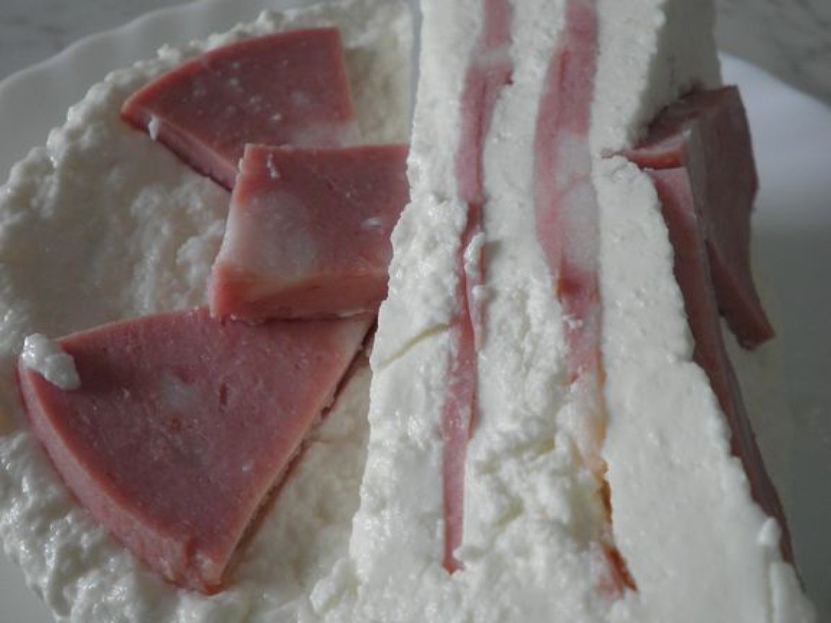 Formaggio di capra fresco fatto in casa ripieno di mortadella - foto 5