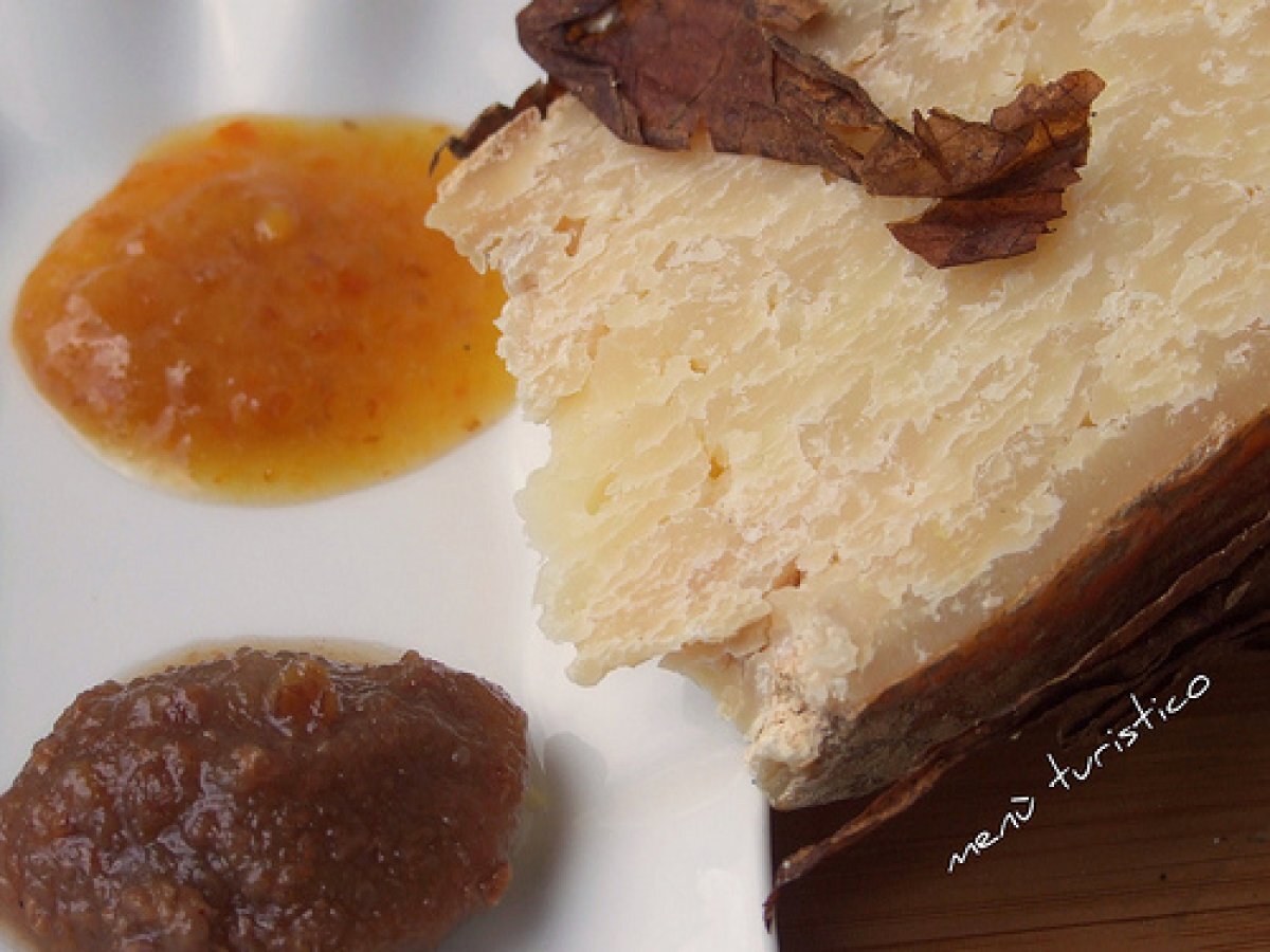 Formaggio in foglie di tabacco con confettura di pere, foto 1