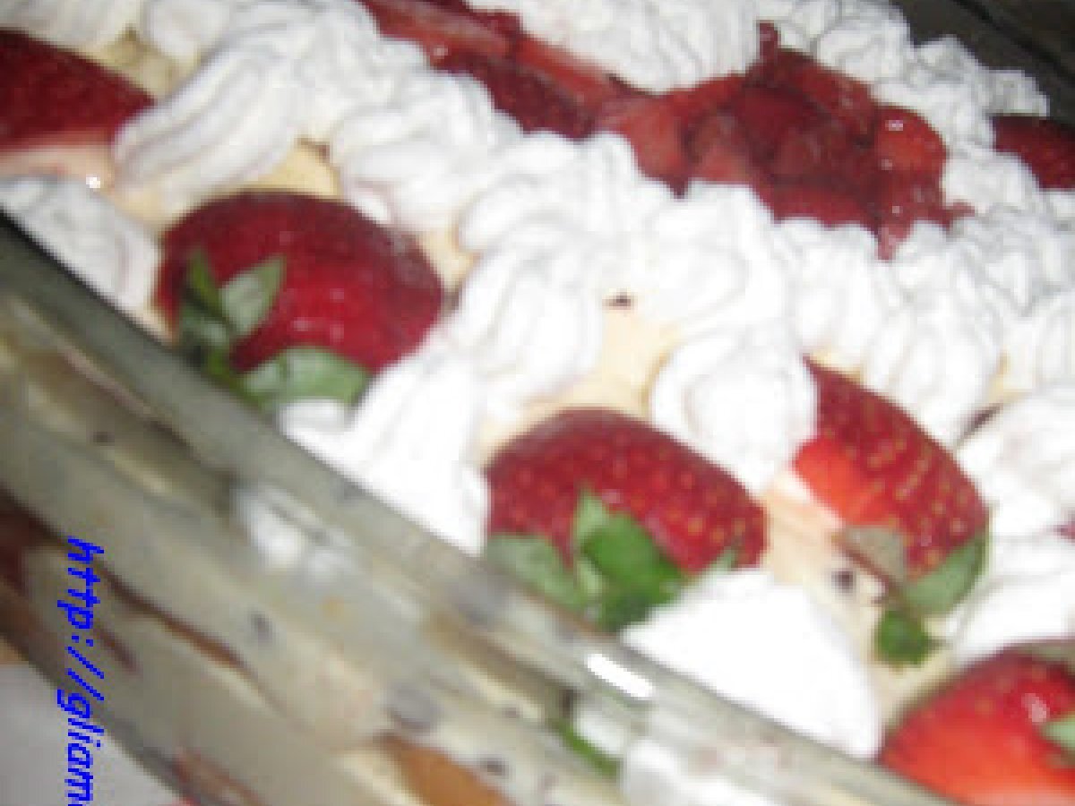 FRAGOLE...CREMA CHANTILLY...SAVOIARDI.... BUON FINE SETTIMANA!!!