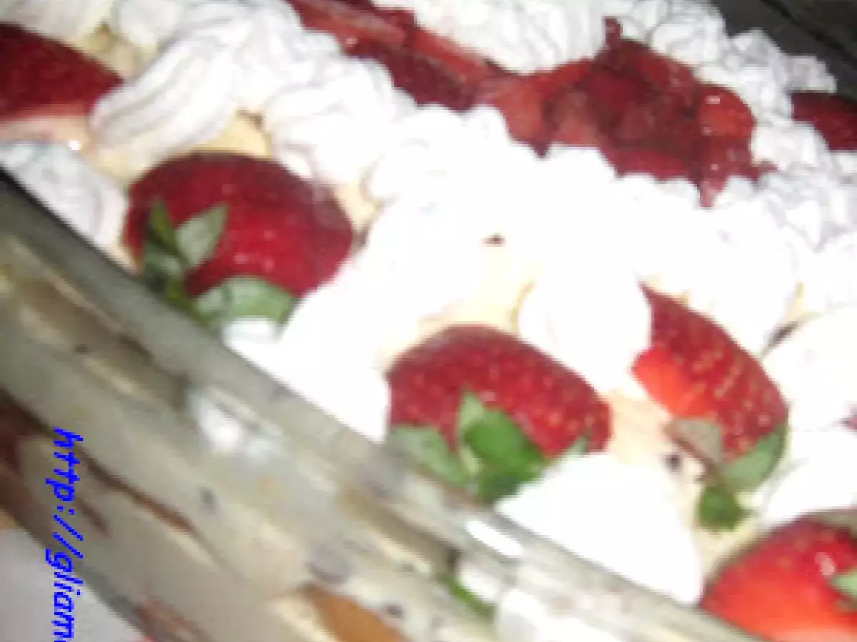 FRAGOLE...CREMA CHANTILLY...SAVOIARDI.... BUON FINE SETTIMANA!!!