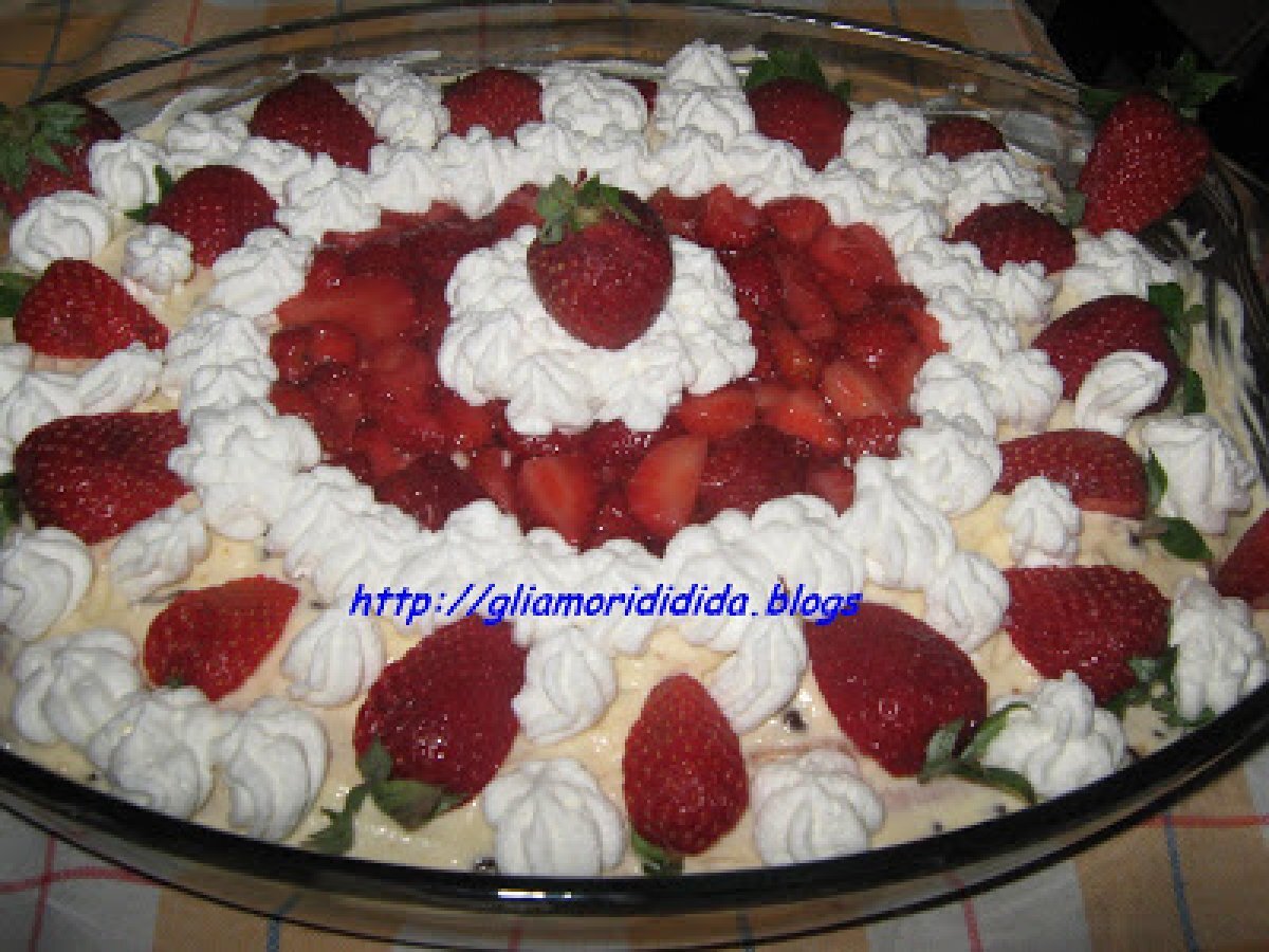 FRAGOLE...CREMA CHANTILLY...SAVOIARDI.... BUON FINE SETTIMANA!!! - foto 2