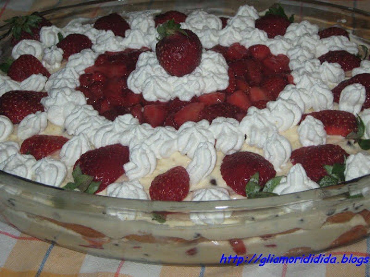 FRAGOLE...CREMA CHANTILLY...SAVOIARDI.... BUON FINE SETTIMANA!!! - foto 3