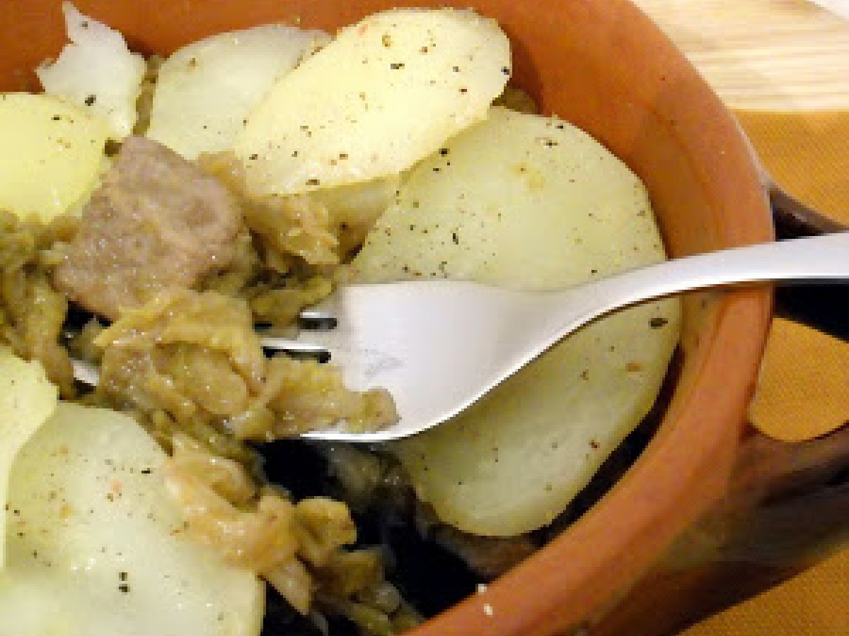 Freddo febbraio! - Spezzatino di maiale e verze in cocotte con coperchio di patate